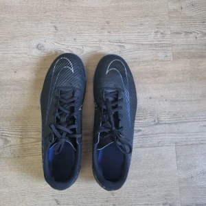 Nike fotbollsskor  - Nike fotbollsskor blå svart änvända en gång typ nya köpt från staidium Skriv om ni har frågor. Storlek 41 Säljer på grund av att jag fick nya typ två dagar efter jag köpt dem Köptes för circka 900 spänn Jag har inte lådan men löser en annan sko låda