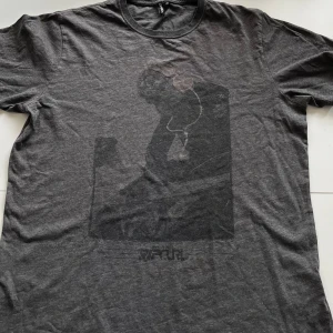 Vintage Ripcurl T-shirt - Väldigt ovanlig vintage t-stort från Ripcurl  Storlek M fast kunde baras av mig som har M/L Rätt så gammal men en vintage Tee