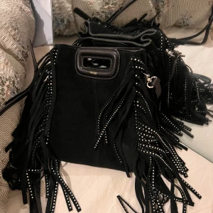 Maje väska - Svart suede Mini M bag Maje, köpt på NK i Stockholm för 3000kr. I toppskick, använd två gånger! Säljs idag för cirka 3800kr💕 Ge gärna prisförslag!