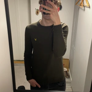   Finstickad Lylescott tröja - Säljer nu min finstickade olivgröna  Lylescott tröja då jag inte andvänder. Den är knappt andvänd och är köpt för 1000kr, Mitt pris är 350kr. Skick är 9,5/10 och tröja är storlek S. Personen på bilden är 184 cm lång. Tveka inte på att kontakta vid funderingar och pris kan gå ner vid snabb affär 🥂👌🙌