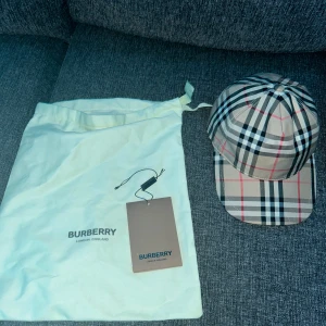 Burberry keps - Hejsan säljer min burberry keps för att jag inte tyckte om den, har enbart testat den en gång så den är helt ny. Byte funkar också