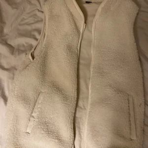 Fleece väst  - Teddy fleece perfekt till våren! Storlek står inte men den är rätt så liten så skulle påstå xxs 🌸
