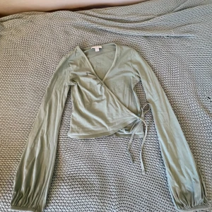 Söt knyttopp - Jättesöt topp med utsvängda armar som knyts i sidan. 🥰Man kan själv justera hur tajt den sitter i magen och passar så bra till våren/sommar!!👌