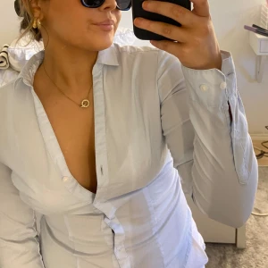 Figursydd skjorta - Jättefin ljusblå skjorta men tyvärr lite för liten för mig. Stretch i materialet så den är jättebekväm😍 10/10 i skicket