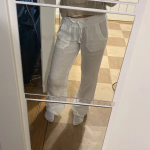 Linnebyxor  - Säljer dessa skitsnygga linnebyxor för ett bra pris.De är köpta för 600 kr men säljer för 310 kr🌸 Det har så snygga detaljer, fickor både fram och bak