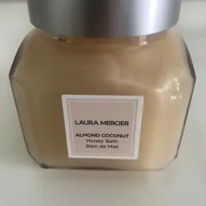 Säljer Laura Mercier Honey Bath i doften almond coconut. Helt oöppnad och oanvänd. Skriv vid intresse:)🤍🤍