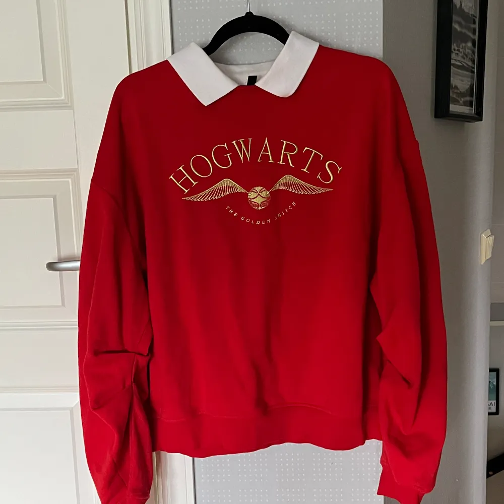 Två stycken snygga och varma tjocktröjor med Harry Potter tryck! Är i fina skick och använda några gånger..  går att köpa dem separat eller  tillsammans, så skriv innan ni köper! Pris går att diskuteras, vill bli av med dem snabbt! 💕. Tröjor & Koftor.