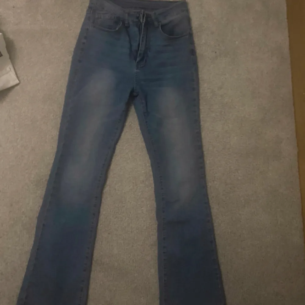 Ett par blåa jeans med dekorerade fickor. Storlek xs. Som du ser p bilden så har en del gått av men d går att sy ihop den igen. . Jeans & Byxor.