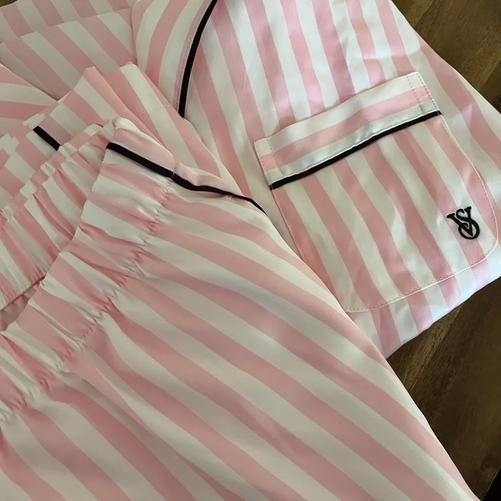 Den klassiska rosa randiga pyjamasen från VS 💗🌷 Endast testad därav i nyskick. Jag tycker den är starkare rosa i verkligheten än vad bilden får med. Köpt i New York för runt 1000 😇. Övrigt.