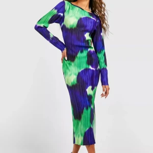 Mönstrad klänning  - Färgstark plisserad klänning med fin kvalité, ser precis ut som på bilden. Helt ny och oanvänd, storlek 42 men väldigt liten i storleken (tror att den snarare passar en 38/40?) 💙