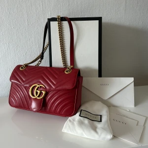 Gucci GG Marmont 443497 DRW3T 6433 - The small GG Marmont Mycket fin Gucci väska. Använd endast ett fåtal gånger. Fler bilder finns. Kvitto finns! Tyvärr så har den inte kommit till användning för mig och hoppas att den får en ny ägare. Kommer ifrån ett rök och djurfritt hem!