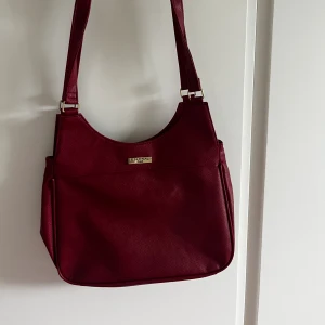 Väska  - jättefin väska som jag tyvärr inte får användning av längre❣️använd sparsamt, köpt på plick. Säljer för 150kr, frakten ingår! 
