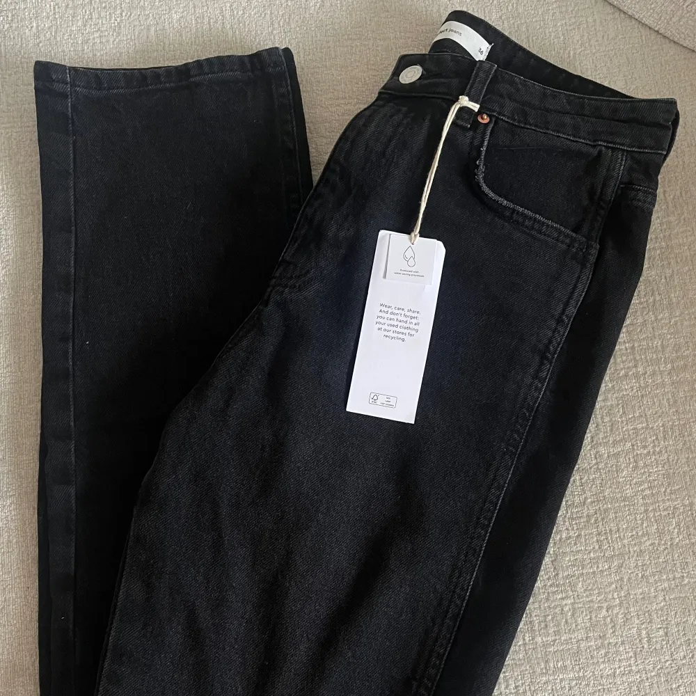 Säljer mina jeans från ginatricot i strl 36. Aldrig använda. Nypris 499, mitt pris 250. Pris kan diskuteras🫧✨💌. Jeans & Byxor.