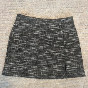 Kjol med slits - Aldrig använd från h&m