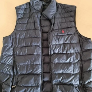 Ralph lauren väst - En riktig fräsch väst, ger din sommar outfit en riktig fin touch. Vid funderingar hör av dig😊