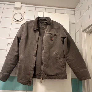 Vintage carhartt  - En jacka i precis lagom sliten stil . Storlek m , lagom fodrat till vår/sommar 
