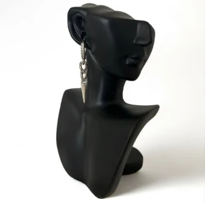 Silver örhänge  - Skruvat silver örhänge   Finns endast i silver 