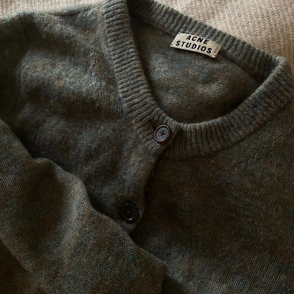 Stickad grön-grå-blå melerad kofta från Acne Studios i strl M.  Koftan är i 34% Mohair, 34% Ull, 27% Nylon och 5% Elastan. Måttligt använd! . Tröjor & Koftor.