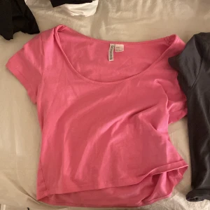 Rosa och grå topp - Från HM.  använda. säljer båda för 30 tsm