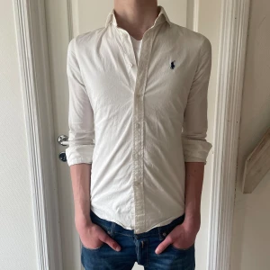 Ralph lauren skjorta - Tjena, säljer nu min Ralph lauren skjorta då den blivit för liten. Perfekt nu inför våren och sommaren Storlek 2 men sitter som S. Skicket är bra 8/10 men en del smuts, går bort i tvätten. Kan gå ner i pris vid snabb affär, skriv vid frågor!Mvh ville