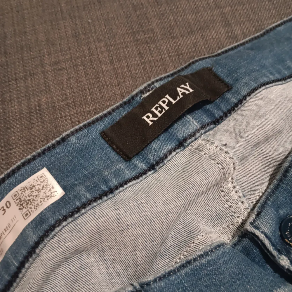 Blåa replay hyperflex i bra skicka 9/10. Har används 3 gånger. Ny pris går på ca 1500-2000 kr så mitt pris är 499 kr. Det är SLIM TAPERED FIT men sitter som slim. Storleken är 30W 32L. Jeans & Byxor.