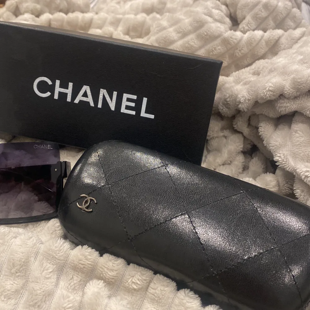 Jätte fina Chanel solglasögon med fodral och box. . Accessoarer.