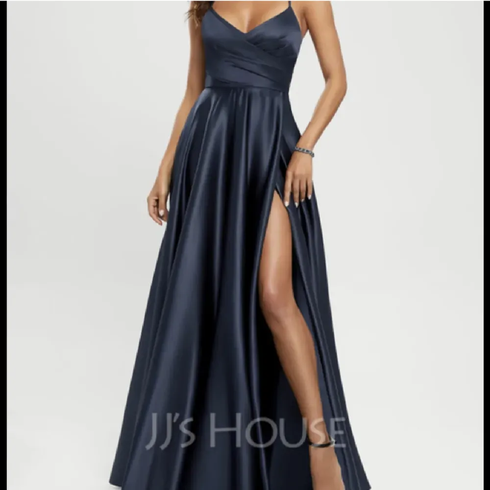 Söker denna mörkblå/marinblåa balklänningen från JJs house. Främst ute efter storlek 40, men 38 och 42 är också av intresse. Bara att höra av sig, pris efter överenskommelse ❤️. Klänningar.