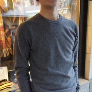 Stickad tröja - Säljer nu denna riktigt feta stickade tröja! Färg: grå, nypris 649, skick: helt nytt! Tveka it pp att skriva!