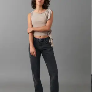 Säljer low straight jeans ifrån Gina. Dem är i bra skick knappast använda☺️säljer så de är för små för mig❣️ nypris: 500kr.   280+frakt