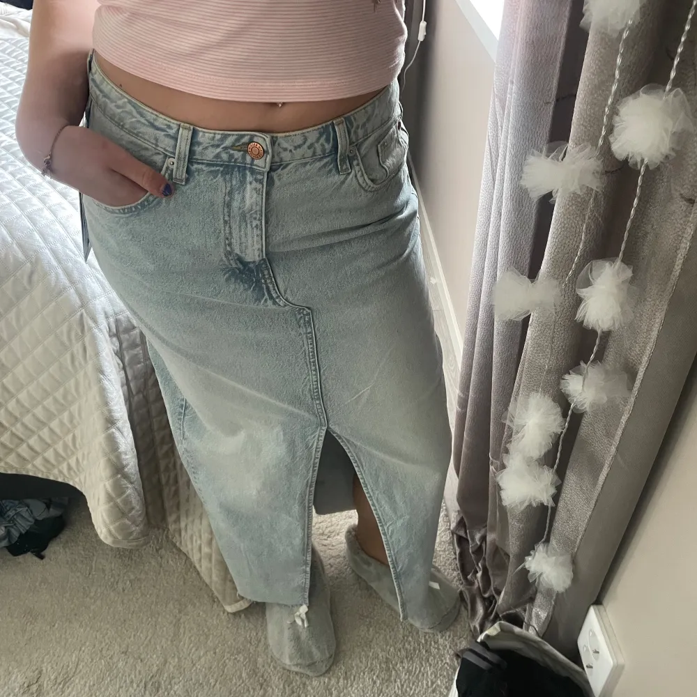 Jätte fin jeans kjol som aldrig är använd, prislapp finns kvar. Den är köpt för 299:- och är utan skavanker💗🌸 perfekt till sommaren! Den är i storlek M men passar mig perfekt som är storlek S också. Pris disskuterbart. Kjolar.