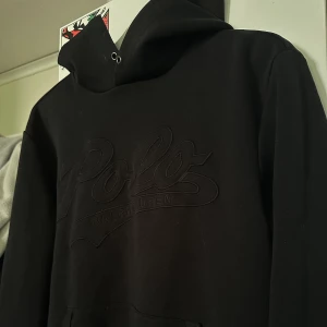 Hoodie från Ralph Lauren - Svart hoodie från Ralp Lauren. Ljuset gör så att tröjan ser fläckig/missfärgad ut men det är den inte   Passar strl S/M