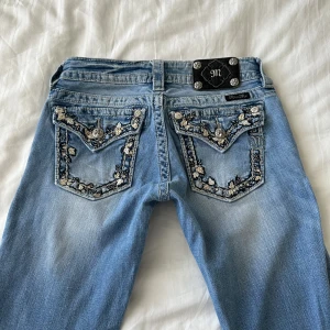 Lågmidjade bootcut jeans  - TOPPSKICK! Vintage från Miss Me 🩷midja: 78cm o innerben: 86cm 