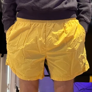 Hugo Boss badbyxor  - Hugo Boss badbyxor i väldigt bra skick! Modellen är 183cm och väger 72kg!