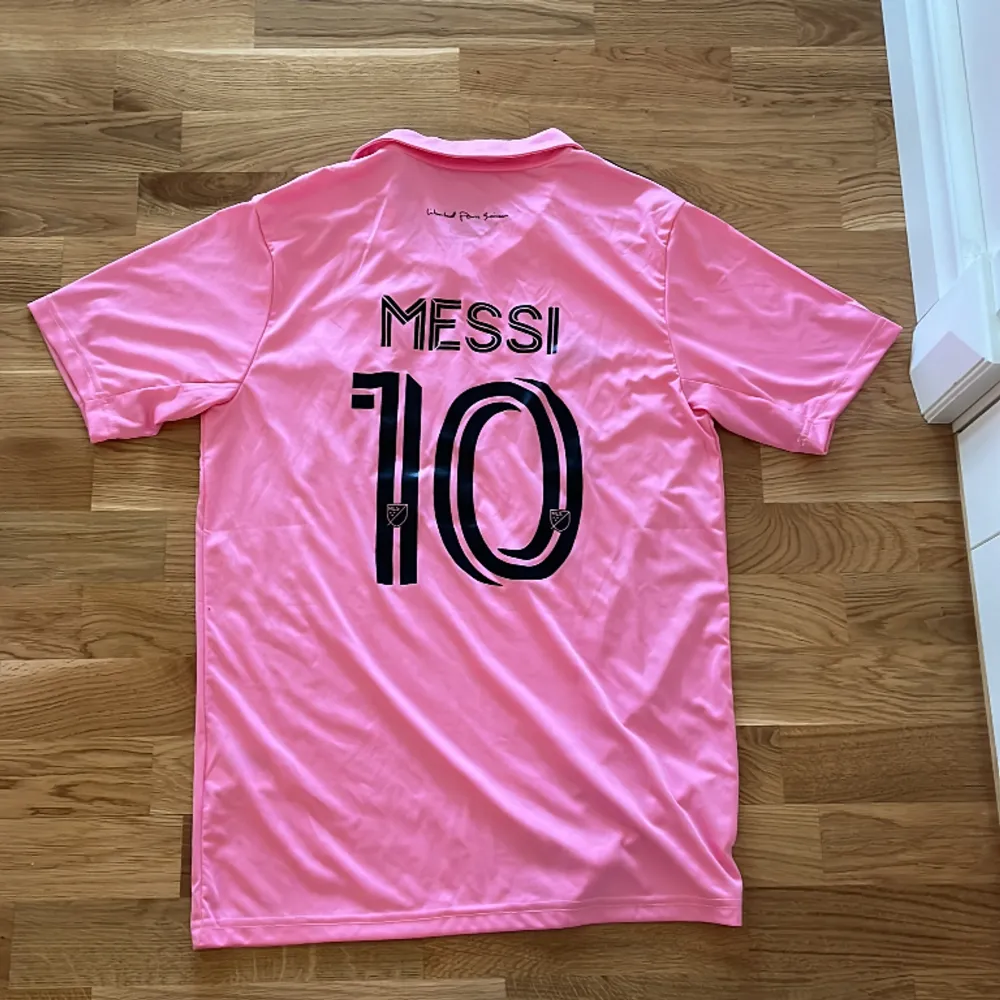 Det är en Fotbollströja med Messi på. Har alldrig Används, köp dyrt på en marknad i Spanien/Mardrid, skriv till mig om du har frågor.. T-shirts.