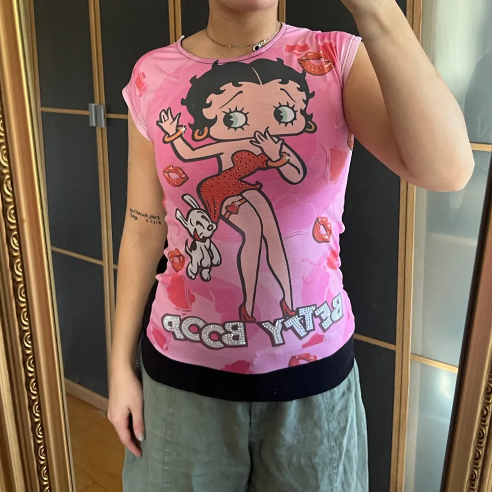 Snygg tshirt från Betty boop, saknar några stenar men inget som syns! . T-shirts.