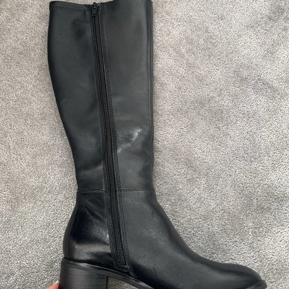 Svarta höga boots som jag använt en gång. Säljer pågrund av att jag har hittat ett par andra som passar mig bättre💗köpta för 1500, priset kan diskuteras . Skor.