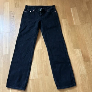Svarta jeans - Arrow low straight jeans - Weekday Använda 3-4 gånger Strl W25 L30