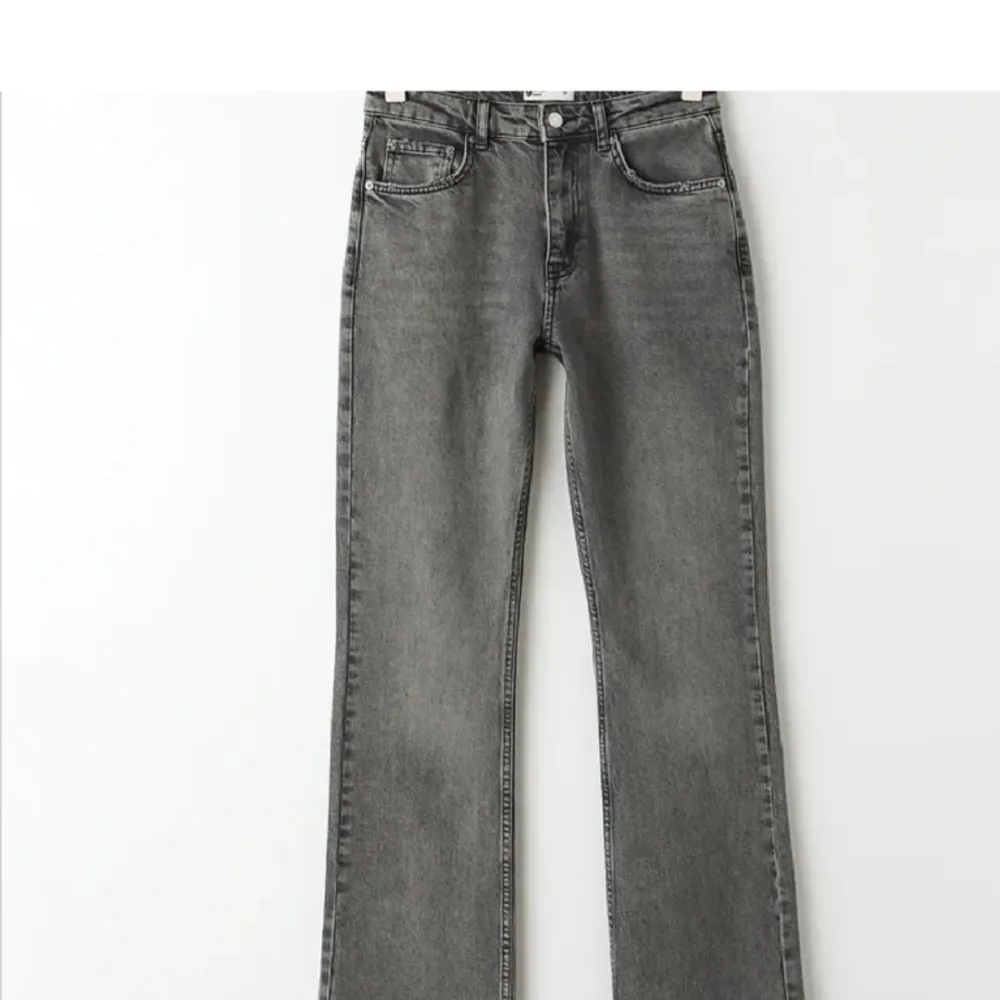 Säljer dessa jeans då de har blivit försmå, modellen heter 