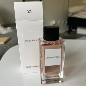 Dolce & gabbana 100ml - Säljer denna parfym från Dolce & Gabbana, L'Impératrice EdT 100 ml. Ej använd, har förpackning kvar. Ord pris: 1275kr. Säljer för 729 inkl frakt. 