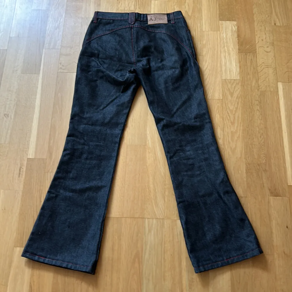 Vintage mörkgråa Armani jeans  Använda 3-4 gånger eftersom de nu har blivit för små för mig Passar mig i längden som är 160cm. Jeans & Byxor.