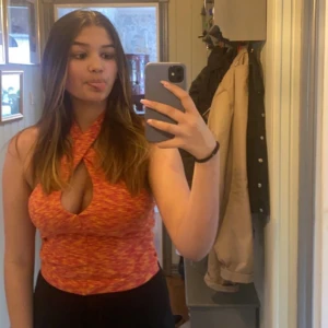 Halterneck topp  - Säljer denna snygga halterneck topp som jag tror är från GinaTricot🤔, använd fåtal gånger och är i superfint skick