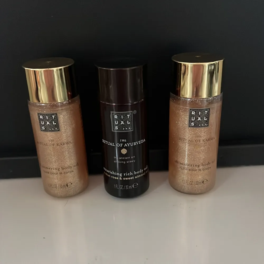 Perfekta produkterna inför sommaren, Två stycken 30ml body shimmer & 1 stycken nourishing body oil! Säljs pga använder inte denna typen av produkter 🩷vid intresse skickar ja gärna fler bilder 🩷  30ml🩷. Accessoarer.