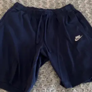 Nike shorts I storlek M I mörk blå färg  Bra skick använt ett par gånger 