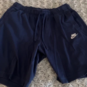 Nike shorts + 2 till  - Nike shorts I storlek M I mörk blå färg  Bra skick använt ett par gånger 