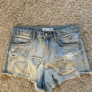 Blå shorts  - Jättecoola, unika shorts med hjärtan. Superfina till sommaren och är i nästan helt nytt skick, skriv vid intresse!🥰🥰