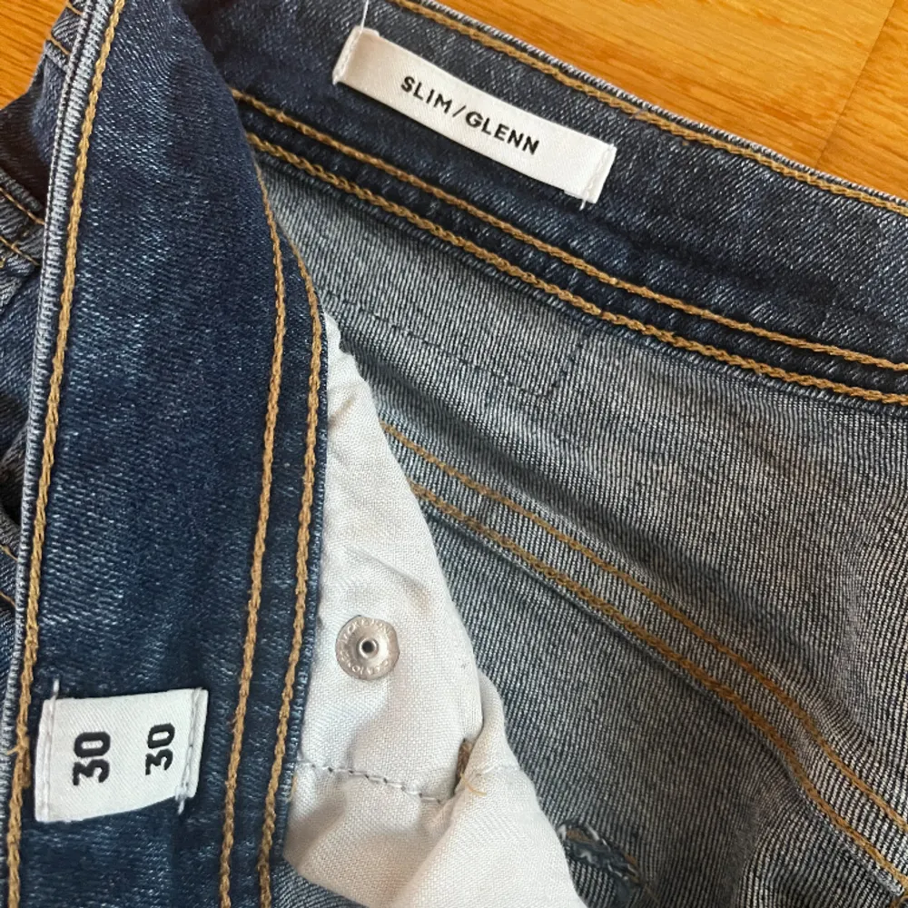 Jeans från Jack&Jones, modell Slim/Glenn. Stolek 30/30 i utmärkt skick 10/10! Nypris ca 600. Färg blå 🔵. Jeans & Byxor.