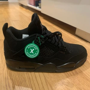 Jordan 4 black cat - "Jag säljer mina Jordan 4 Black Cats som jag bara har använt i en vecka. De är i bra skick och ser helt nya ut. Kontakta mig om du är intresserad!" Pris kan diskuteras!!!