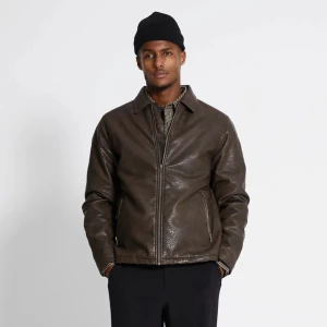 Skinnjacka lager 157 - Brun skinnjacka från lager157 i stl S herrmodell. Denna gick åt som smör och är helt slutsåld på hemsidan! Helt oanvänd men har klippt av lapparna så kan ej lämna tillbaka den. 550kr inkl frakt 