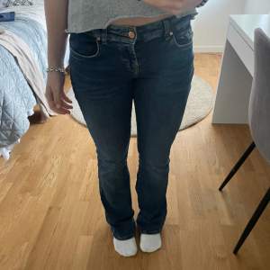 Säljer dessa supersnygga jeans från Ltb i modellen Roxy, säljer pga att de aldrig kommer till användning längre. Hör av dig för frågor eller mer bilder💕