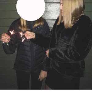 Pälsjacka  - Detta är en super mysig pälsjacka men relativt tunn så den funkar jätte bra nu på våren. Jag har bara användt den en gång på en födelsedag för ca 2 år sedan. Sen dess har den bara hängt i min garderob så jag hoppas att den kan komma till användning💗